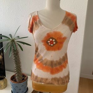 Maribou short sleeve tie-dye t-shirt with appliqué crochet embellishment
